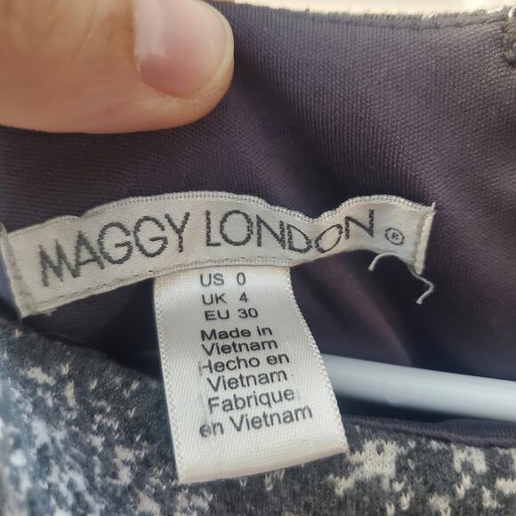 Maggy London Gray and White Abstract Print Short Sleeve Knee Length Sheath Dress - Picture 3 of 3